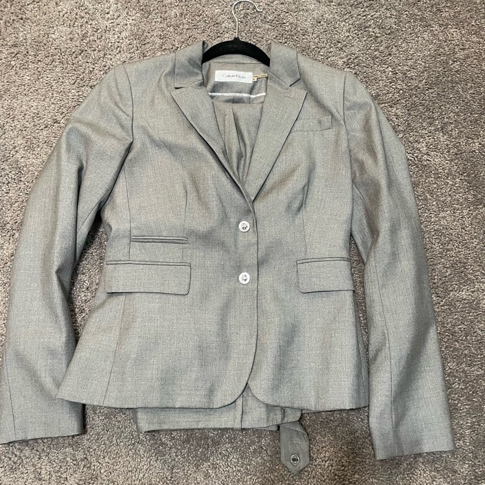 Calvin Klein Pantsuit, never wore. size 4. perfect for interviews